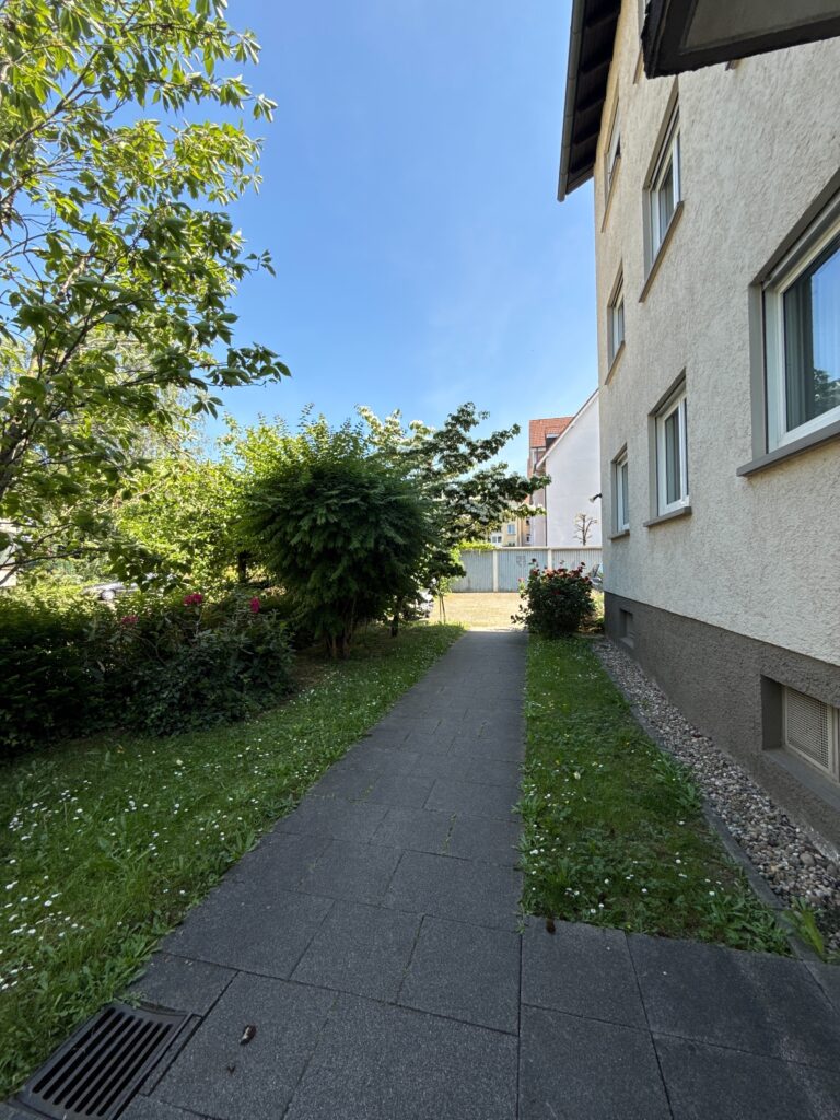 Blick in die Außenanlage vom Eingangsbereich