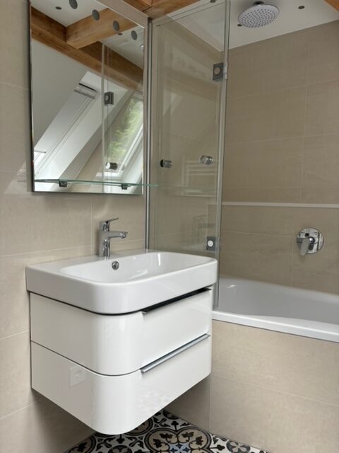 Tageslichbad DG mit Wanne