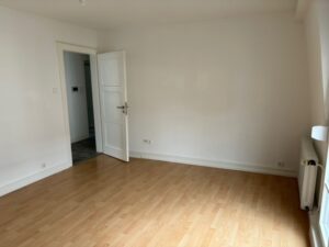 Wonzimmer mit Blick zum Flur