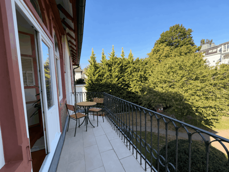Balkon in den Garten „KI überarbeitet – aus Respekt und Schutz der Privatsphäre“